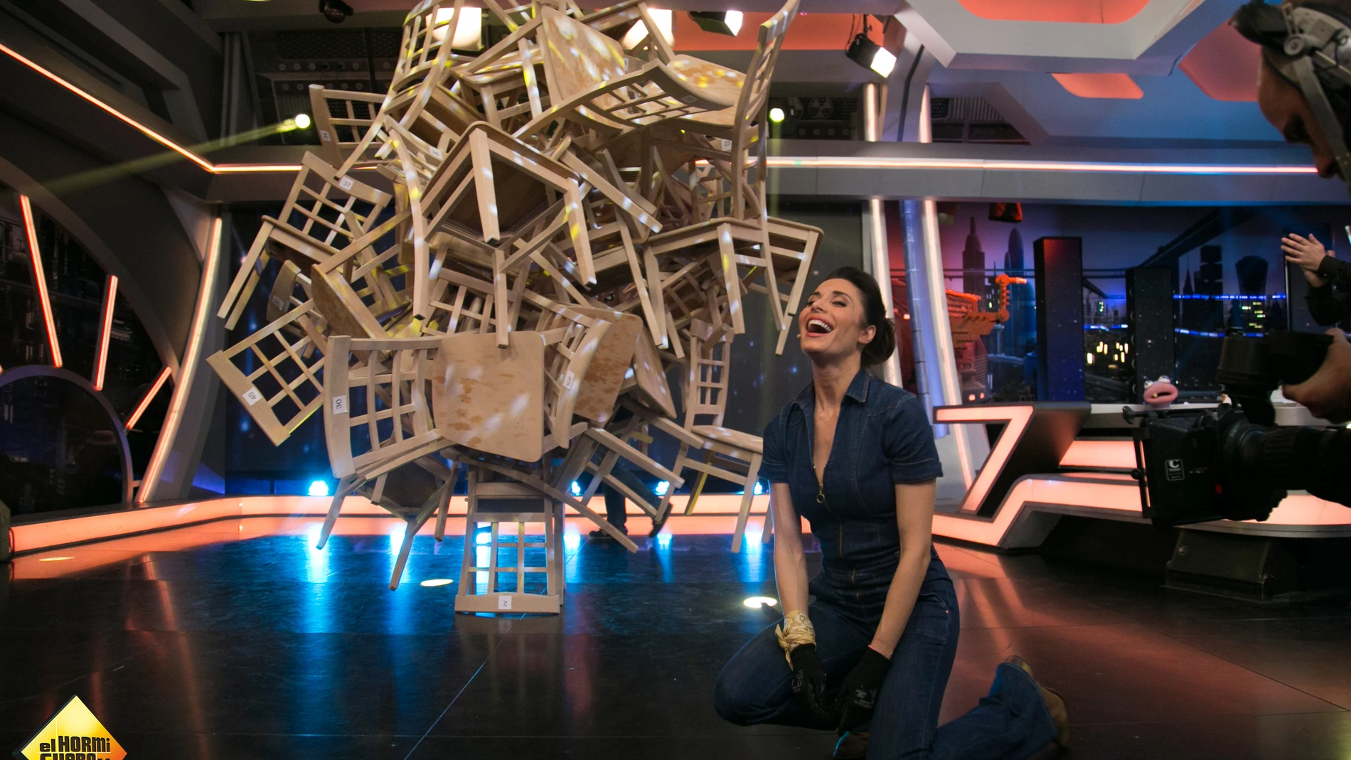 Pilar Rubio desafía la gravedad con 40 sillas en equilibrio