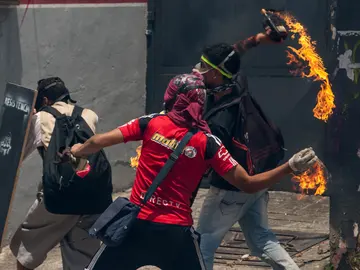 Un grupo de encapuchados se enfrenta con la policía Un grupo de encapuchados se enfrenta con la policía