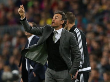 Luis Enrique da indicaciones a sus jugadores en la banda del Camp Nou ante la Juventus
