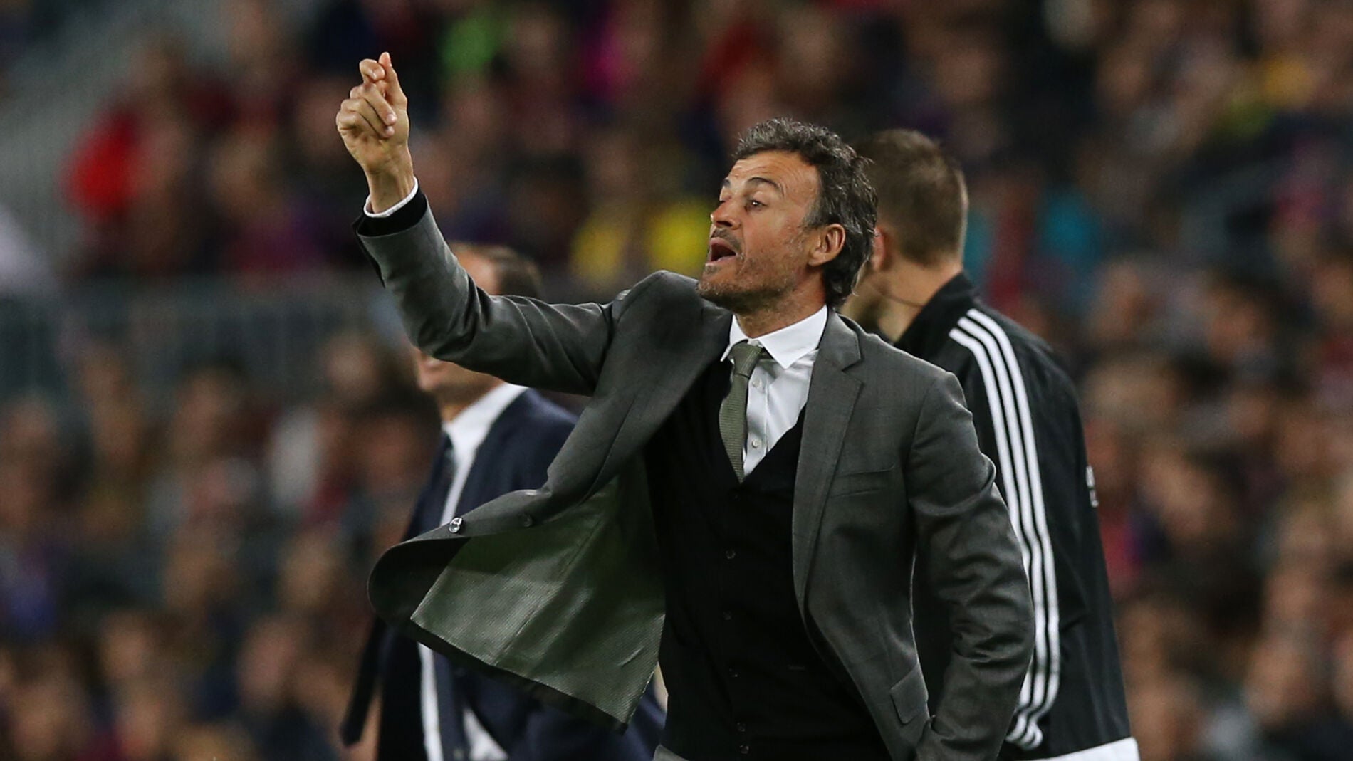 Luis Enrique da indicaciones a sus jugadores en la banda del Camp Nou ante la Juventus