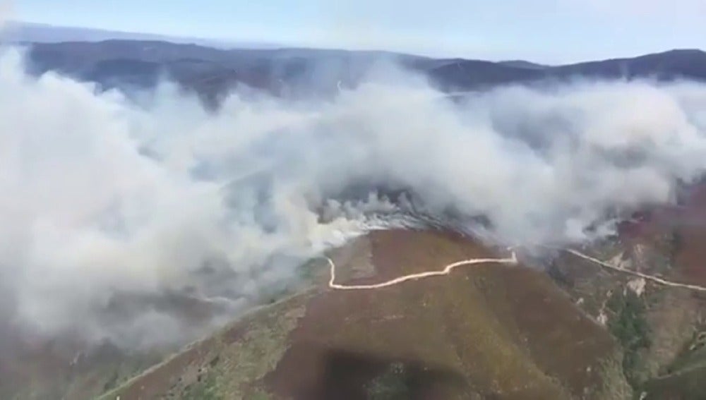 Frame 17.048908 de: Avanza un incendio forestal hacia la localidad leonesa de Montes de Valdueza