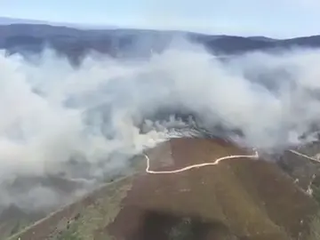 Frame 17.048908 de: Avanza un incendio forestal hacia la localidad leonesa de Montes de Valdueza Frame 17.048908 de: Avanza un incendio forestal hacia la localidad leonesa de Montes de Valdueza