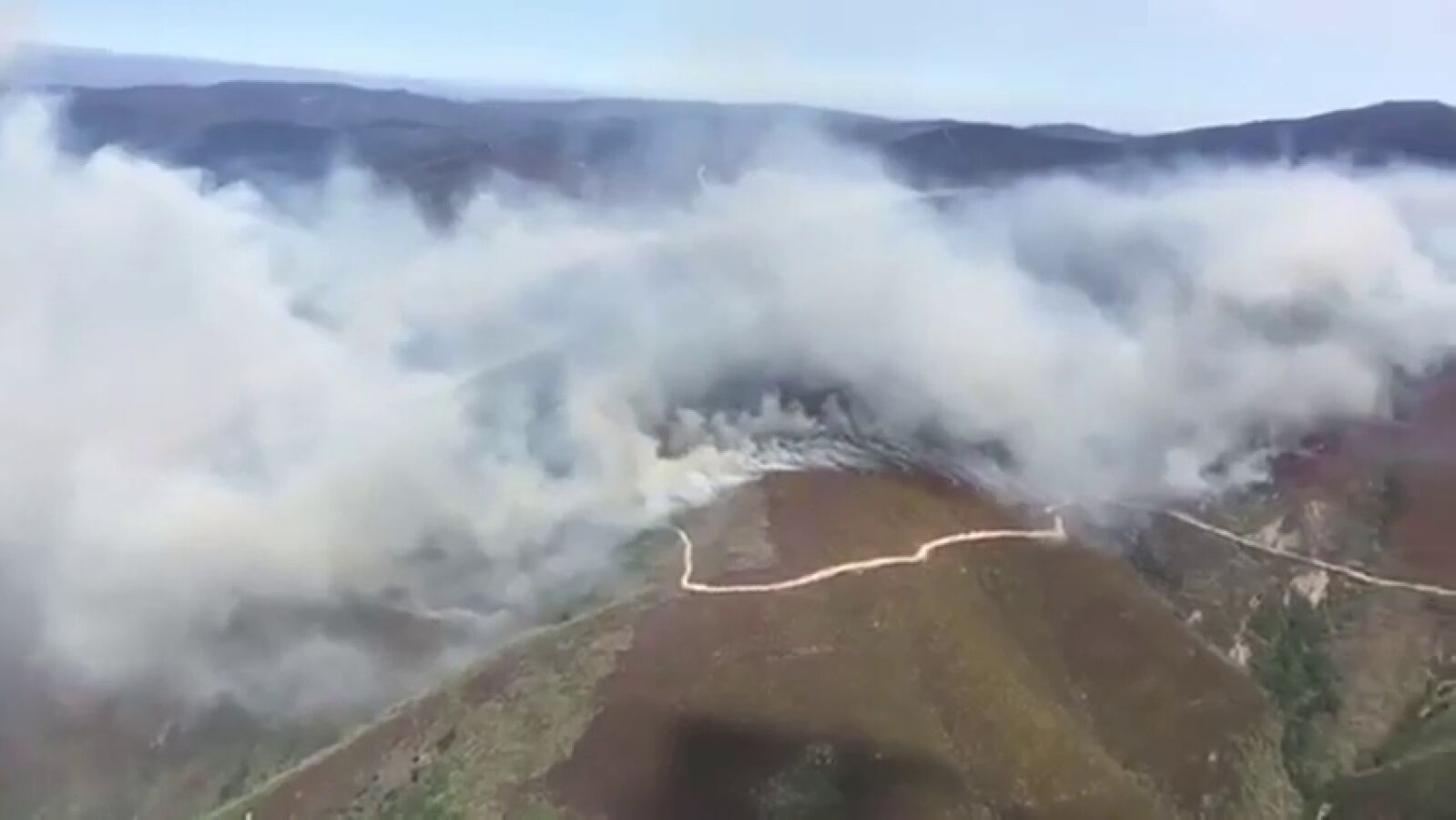 Un incendio forestal avanza hacia la localidad leonesa de Montes de Valdueza