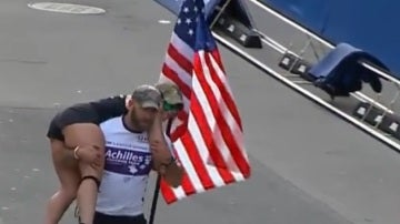 Earl Granville entrando en linea de meta en la maratón de Boston