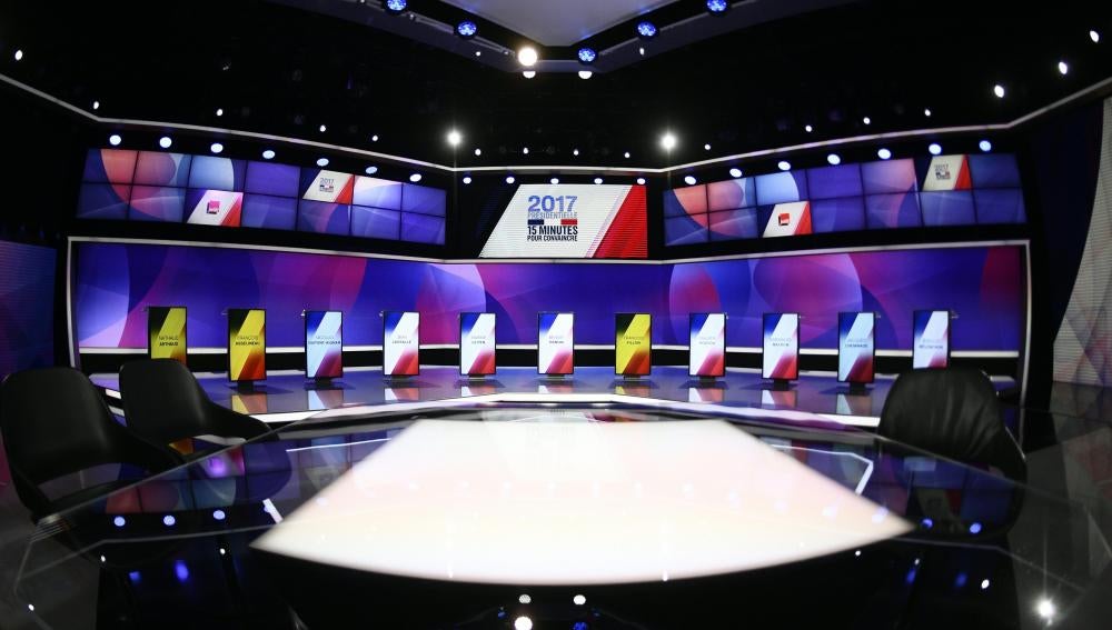 Vista general del set antes del inicio del debate presidencial en el programa especial de televisión