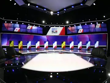 Vista general del set antes del inicio del debate presidencial en el programa especial de televisión Vista general del set antes del inicio del debate presidencial en el programa especial de televisión