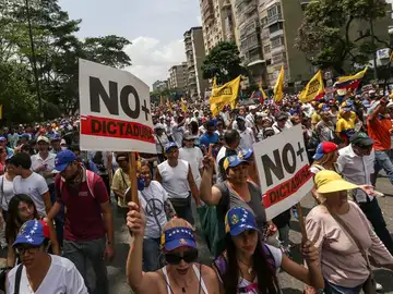 Un grupo de manifestantes quema un muñeco de trapo con la fotografía del presidente venezolano, Nicolás Maduro Un grupo de manifestantes quema un muñeco de trapo con la fotografía del presidente venezolano, Nicolás Maduro
