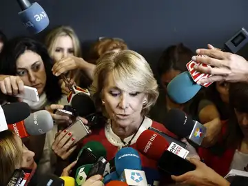 Esperanza Aguirre ante la prensa Esperanza Aguirre ante la prensa