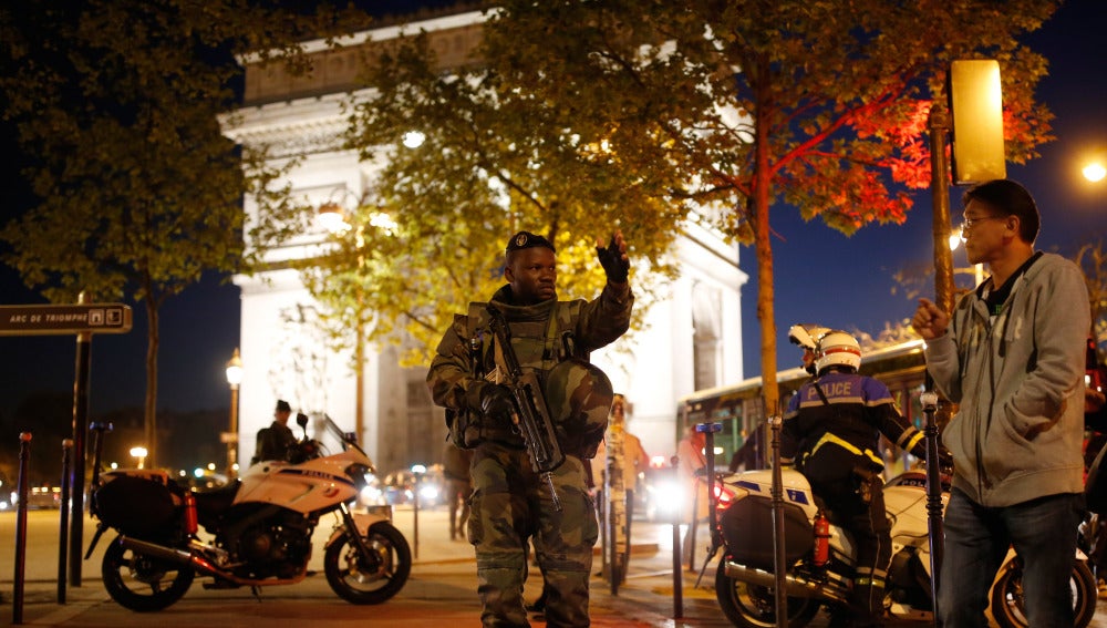 Miembros de las fuerzas de seguridad evacuan la zona