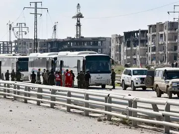 Autobuses que trasladan a los evacuados Autobuses que trasladan a los evacuados