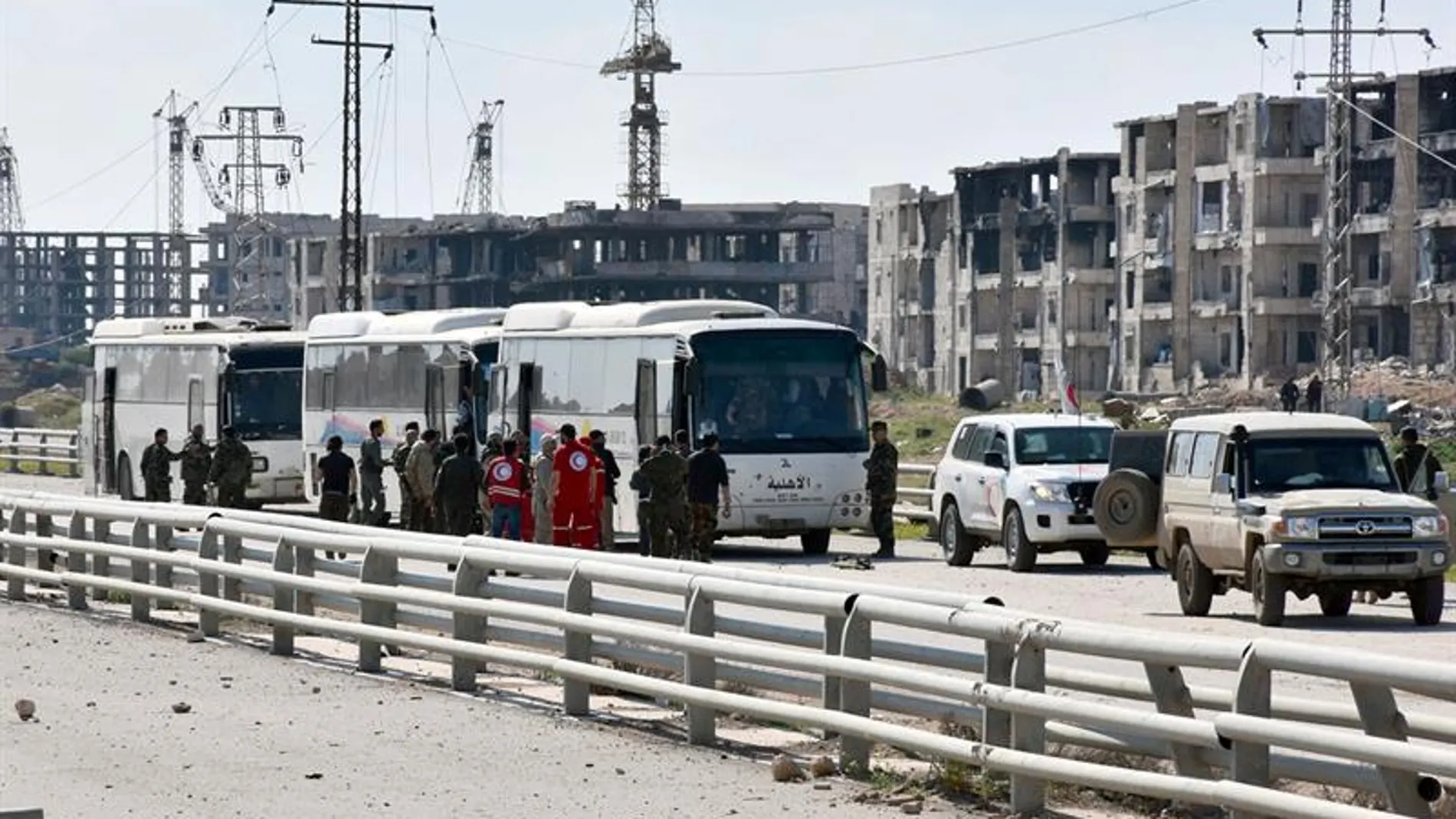 Autobuses que trasladan a los evacuados Autobuses que trasladan a los evacuados