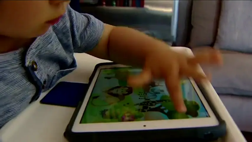 Ni&ntilde;o jugando con una tableta