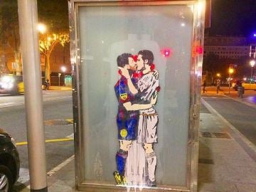 Leo Messi y Cristiano Ronaldo en un grafiti