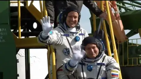 Frame 0.0 de: Despega la Soyuz con un astronauta estadounidense y otro ruso hacia la Estación Espacial Internacional Frame 0.0 de: Despega la Soyuz con un astronauta estadounidense y otro ruso hacia la Estación Espacial Internacional