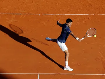 Djokovic ejecuta una volea en su partido contra Carreño Djokovic ejecuta una volea en su partido contra Carreño