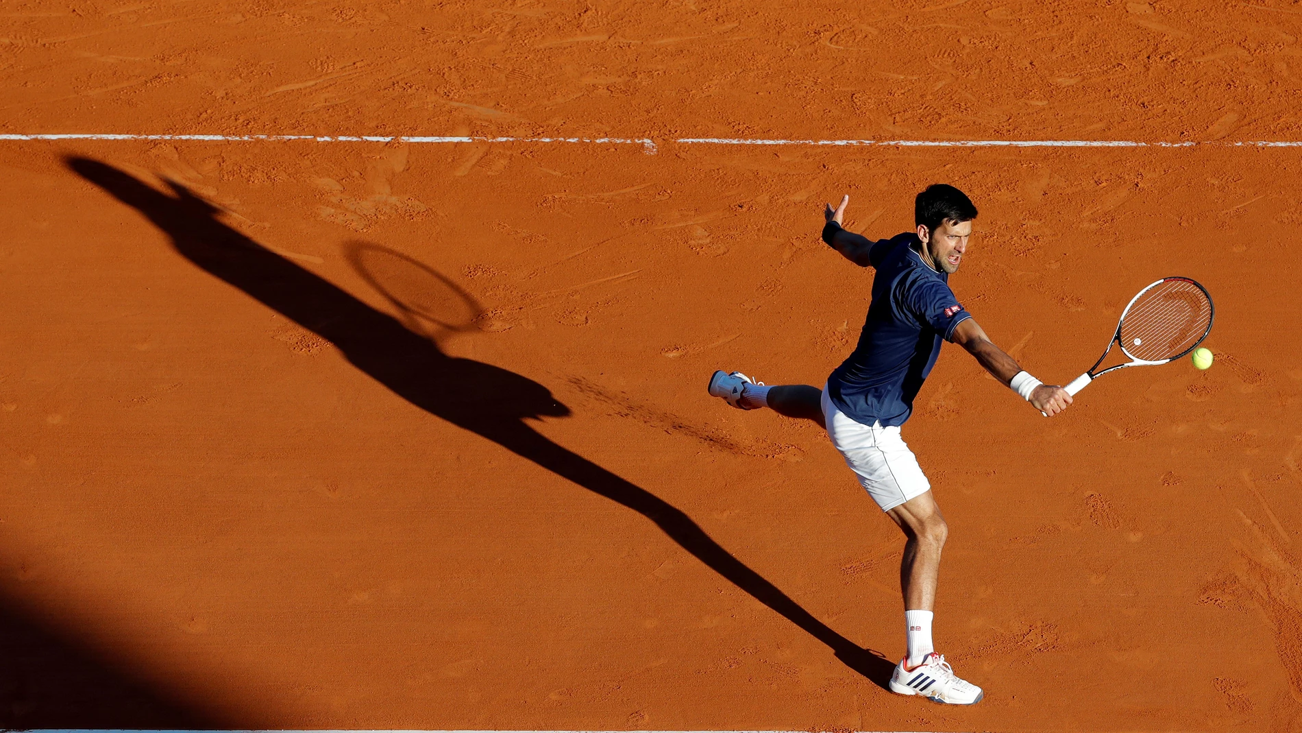 Djokovic ejecuta una volea en su partido contra Carreño Djokovic ejecuta una volea en su partido contra Carreño