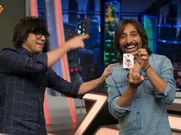 Luis Piedrahita deja sin palabras a Antonio Carmona con su truco de magia más musical Luis Piedrahita deja sin palabras a Antonio Carmona con su truco de magia más musical