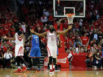 James Harden celebra una canasta frente a los Thunder James Harden celebra una canasta frente a los Thunder