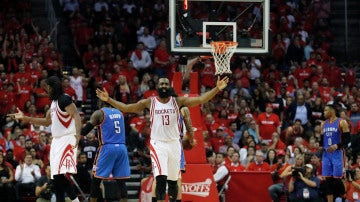 James Harden celebra una canasta frente a los Thunder