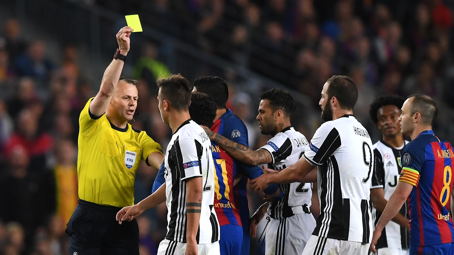 Kuipers muestra la tarjeta amarilla en el Barça-Juventus