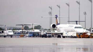 Un avión aterriza con carácter de emergencia en el aeropuerto de Praga tras detectarse humo