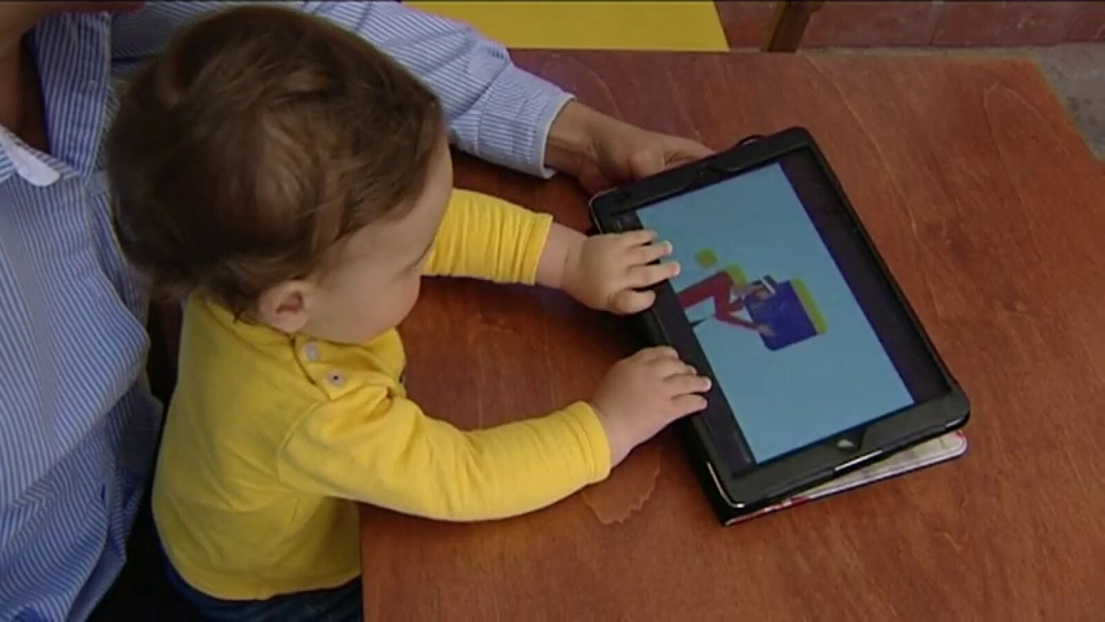 Alertan del abuso de la 'tablet' en niños: puede suponer 26 minutos menos de sueño por cada hora que la usen