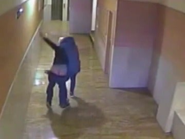Brutal agresión a un vecino de Pamplona en un portal para robarle 200 euros Brutal agresión a un vecino de Pamplona en un portal para robarle 200 euros