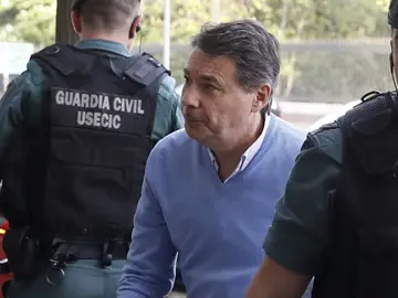 Ignacio González con agentes de la UCO Ignacio González con agentes de la UCO