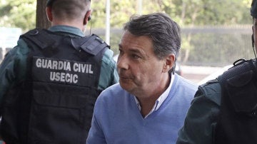 Ignacio González con agentes de la UCO