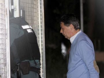 Ignacio González llega a la Comandancia de la Guardia Civil de Tres Cantos