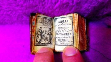 Subastan la biblia más pequeña del mundo, del tamaño de un sello 
