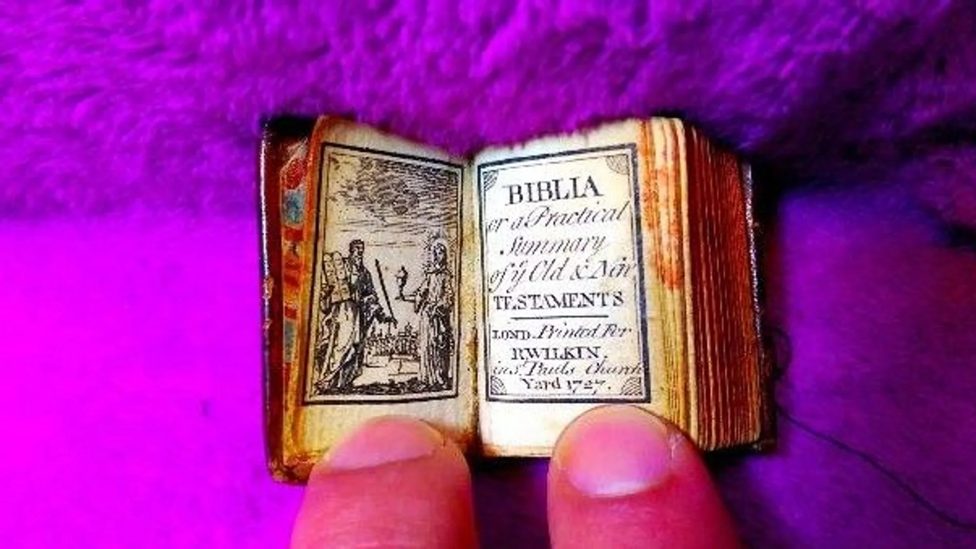 Subastan la biblia más pequeña del mundo, del tamaño de un sello Subastan la biblia más pequeña del mundo, del tamaño de un sello