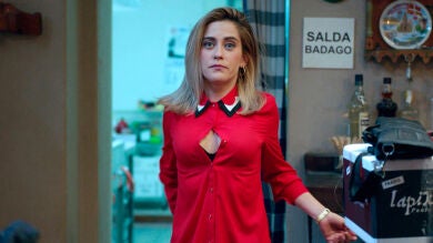 El escote al descubierto de María León desata las risas en el rodaje de 'Allí Abajo'
