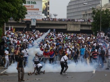 Un grupo de manifestantes se enfrenta con la policía durante una de las protestas contra del Gobierno venezolano 