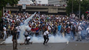 Un grupo de manifestantes se enfrenta con la policía durante una de las protestas contra del Gobierno venezolano 