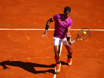 Rafa Nadal hace una volea durante su partido contra Zverev Rafa Nadal hace una volea durante su partido contra Zverev