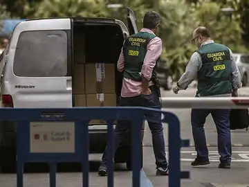 Agentes de la UCO realizan un registro Agentes de la UCO realizan un registro