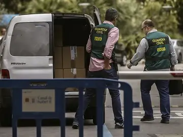 Agentes de la UCO realizan un registro Agentes de la UCO realizan un registro