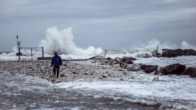El levante causa destrozos en las playas y paseos de Málaga