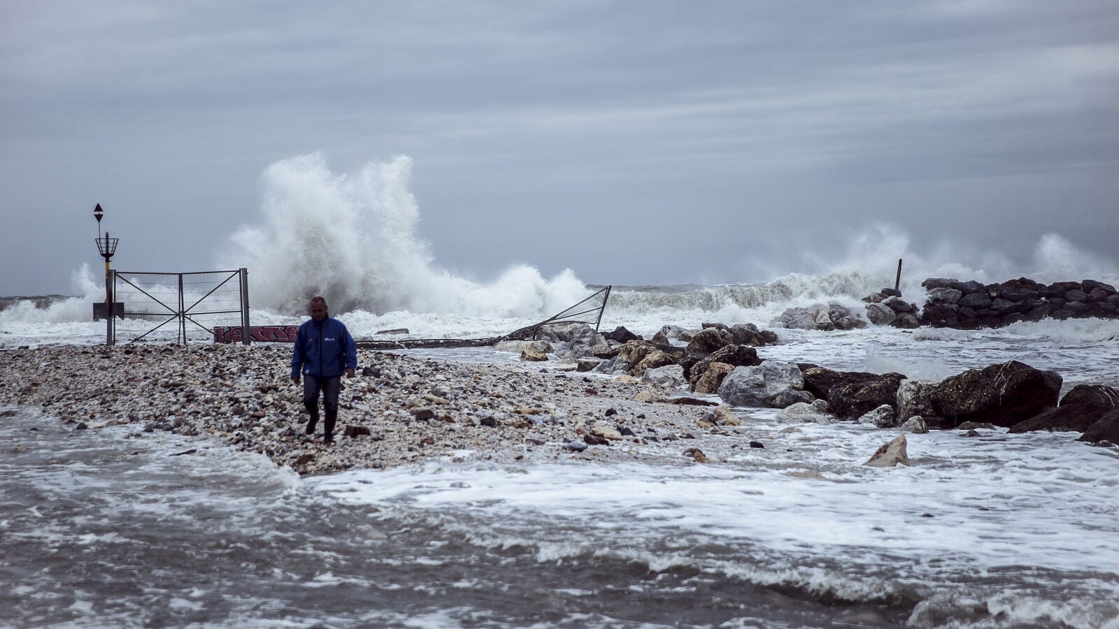 El levante causa destrozos en las playas y paseos de Málaga
