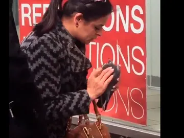 La mujer intentando reanimar a la paloma La mujer intentando reanimar a la paloma