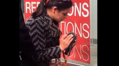 Una mujer intenta reanimar a una paloma en Glasgow