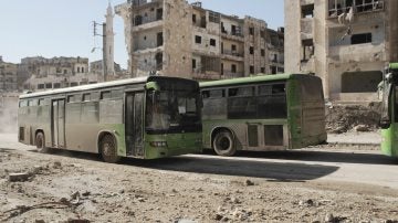 Varios autobuses evacúan a civiles en Alepo