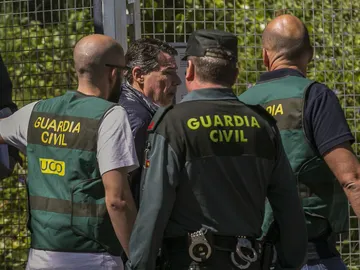 Ignacio González junto a varios agentes de la UCO Ignacio González junto a varios agentes de la UCO