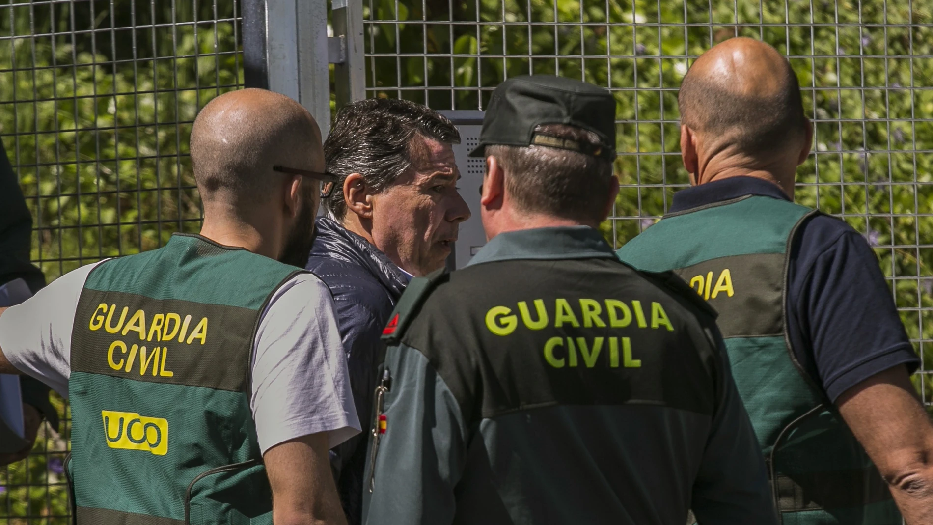 Ignacio González junto a varios agentes de la UCO Ignacio González junto a varios agentes de la UCO