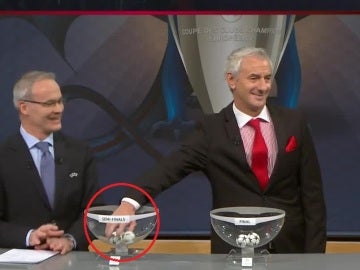 Ian Rush saca la bola del Atlético