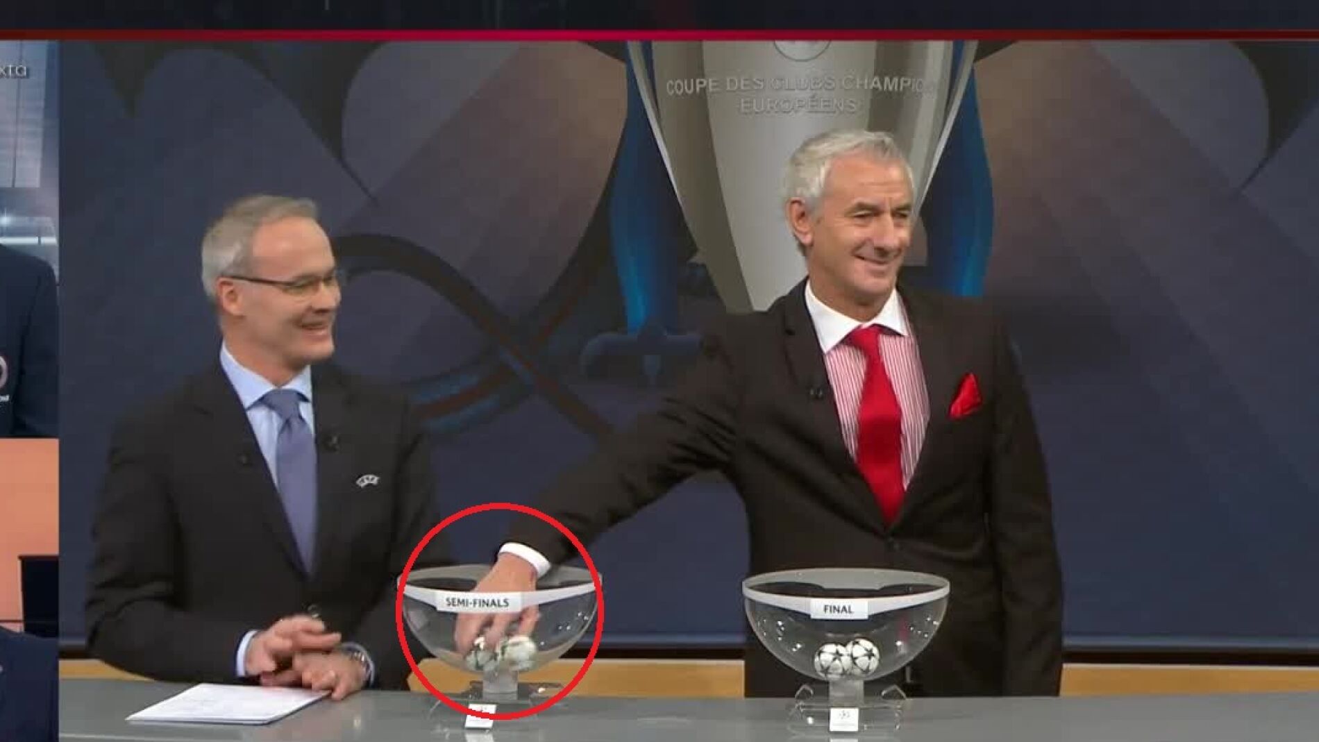 Ian Rush saca la bola del Atl&eacute;tico