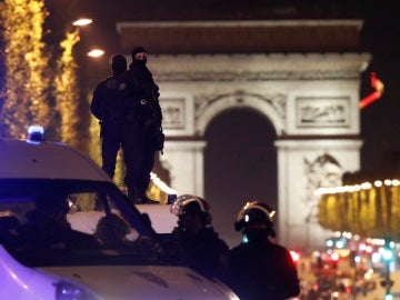 Ataque terrorista en los Campos Elíseos de París