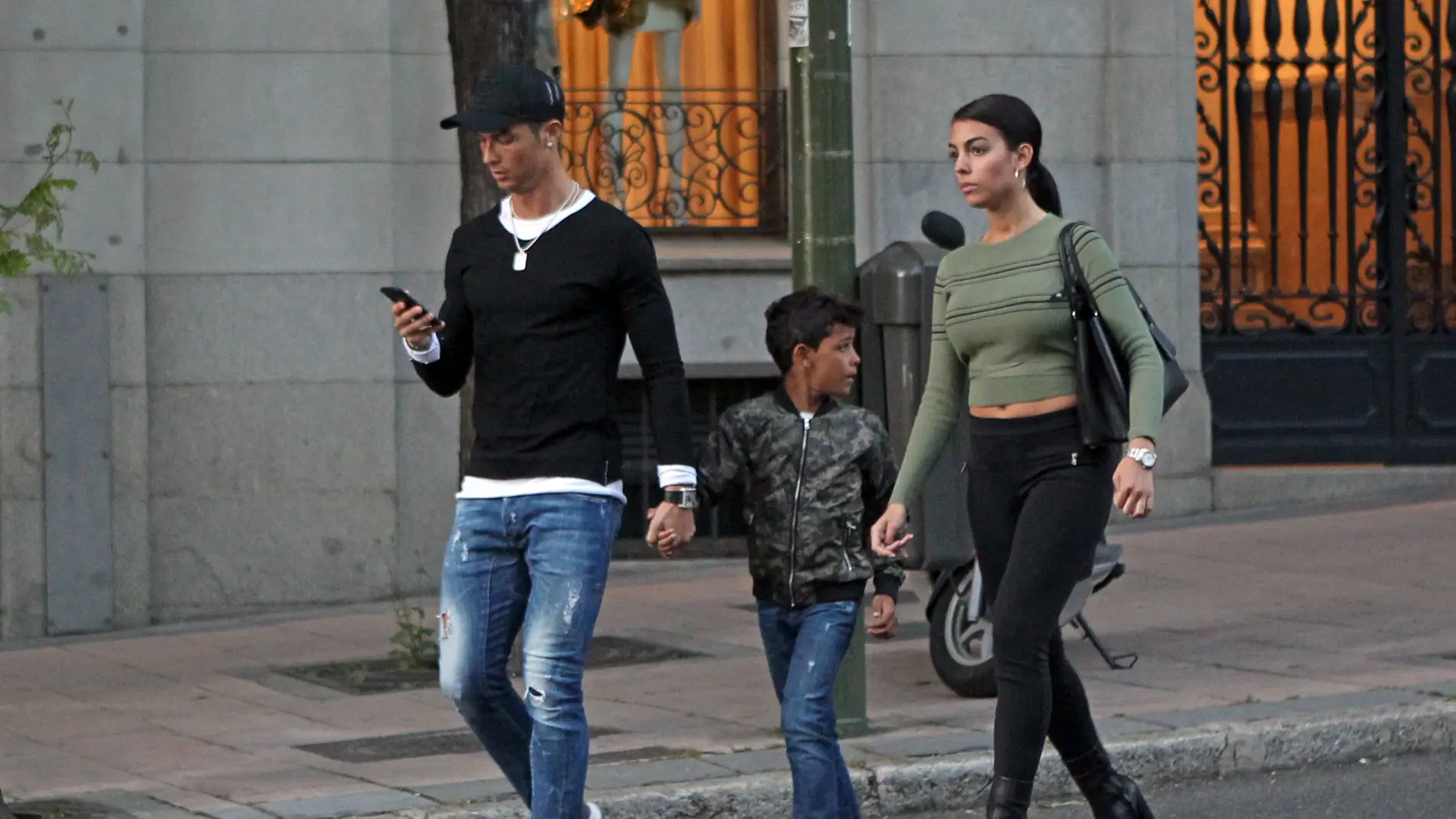 El paseo más familiar de Cristiano Ronaldo y Georgina Rodríguez