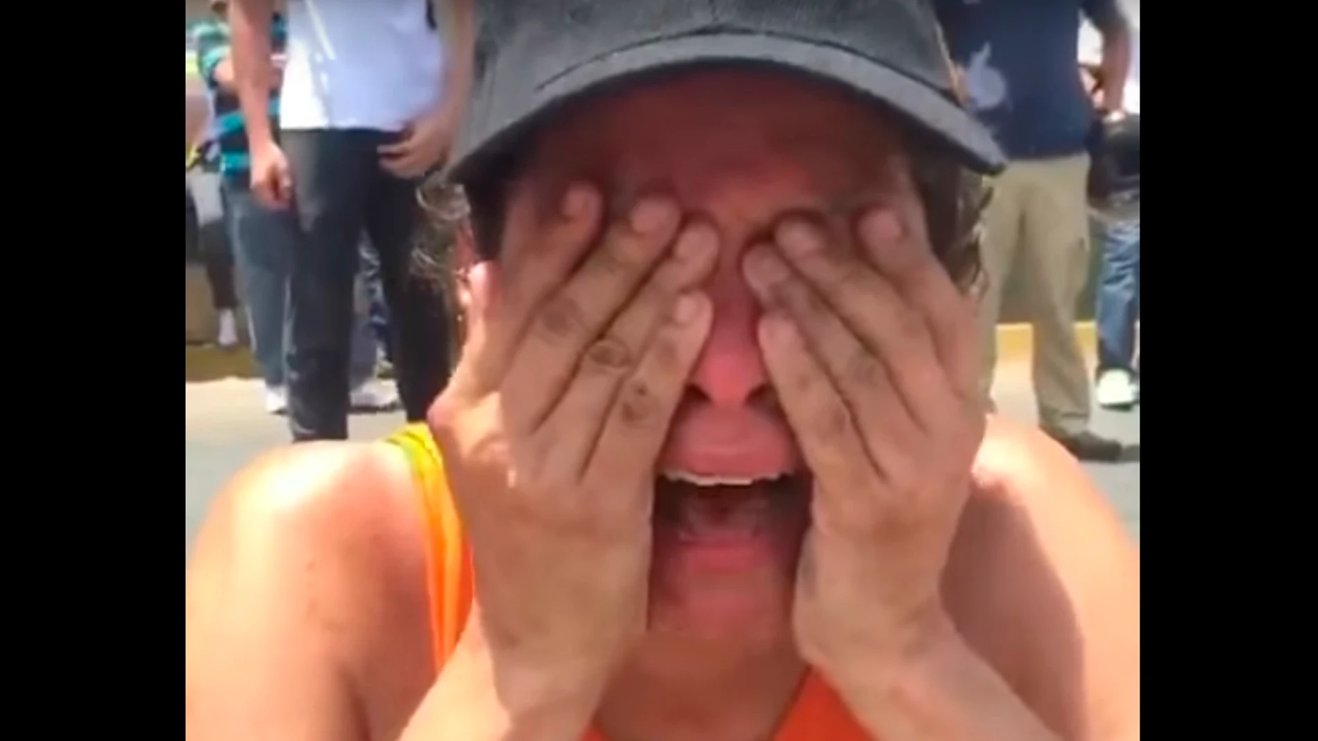 Una mujer llorando por la crisis en Venezuela Una mujer llorando por la crisis en Venezuela